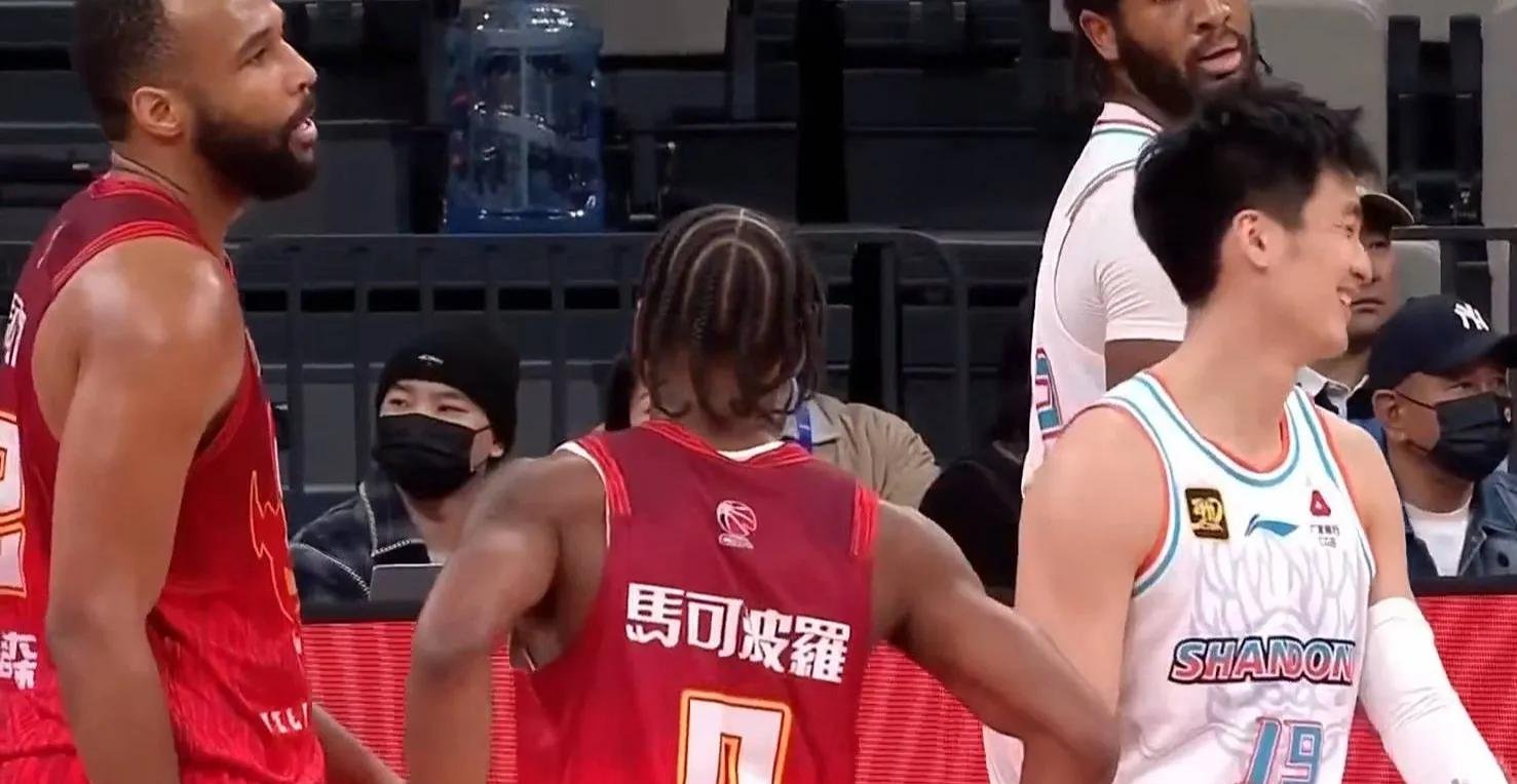 赛场上的精彩意外瞬间合集