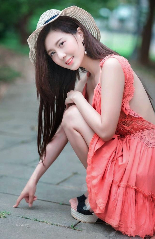 赛马盛事，奔腾马匹展现非凡速度，奔马奔腾