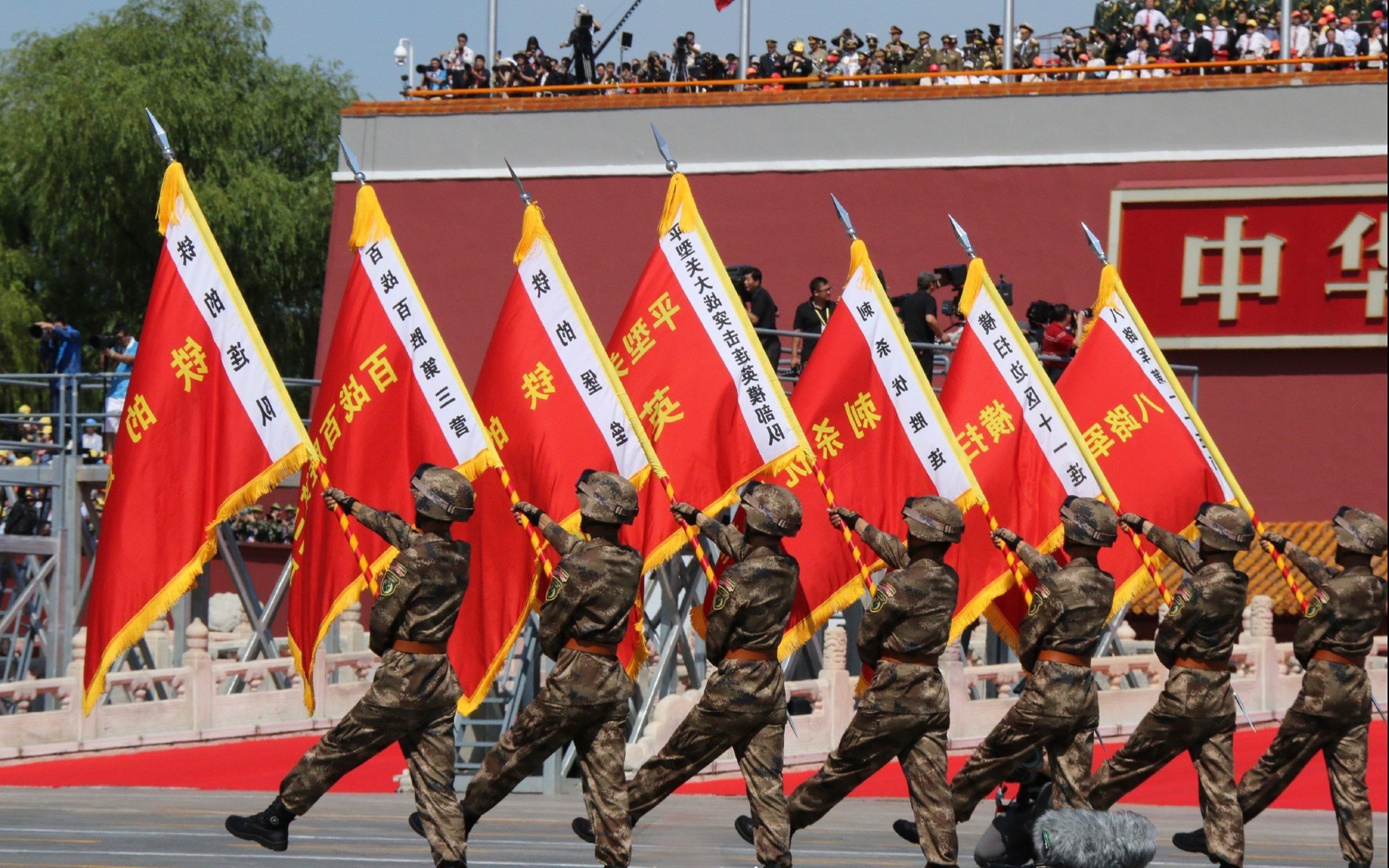 爱游戏体育-球队是否应优先弥补中场还是锋线短板决定战绩变化，球队中哪个位置最重要